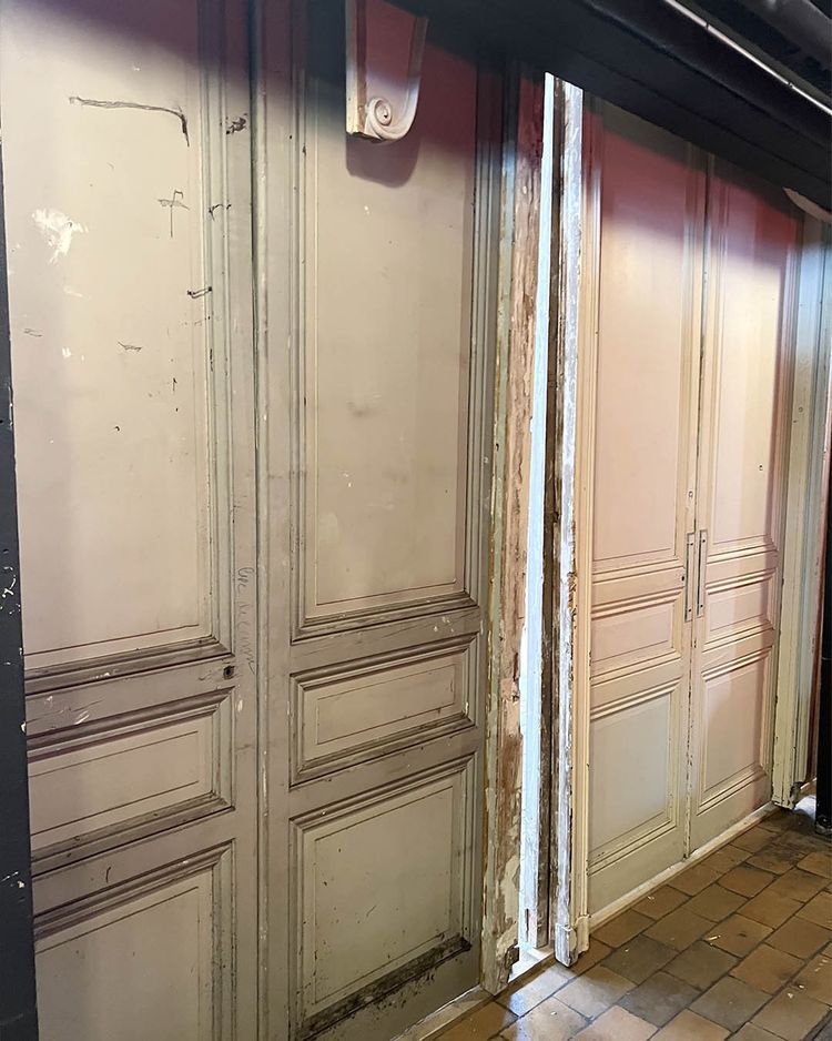 Set di porte doppie con telaio e traverso
