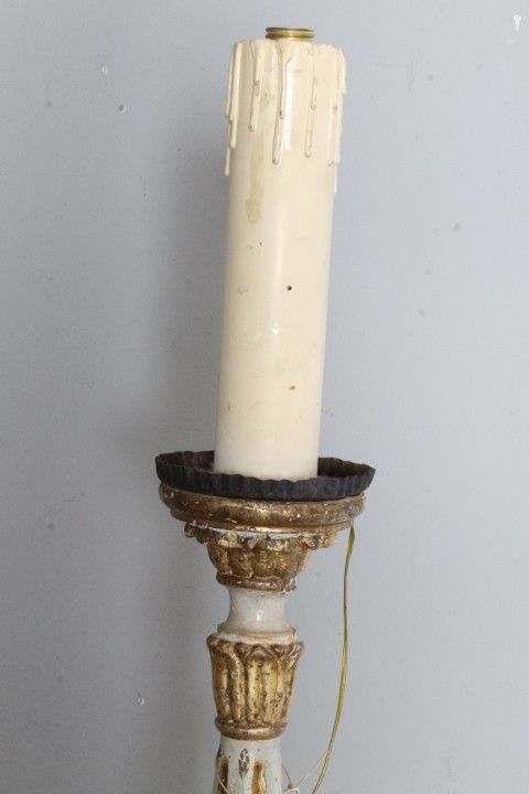 Candélabre ancien en bois peint, laqué or et ivoire, XVIIIe siècle. Taille cm 90 