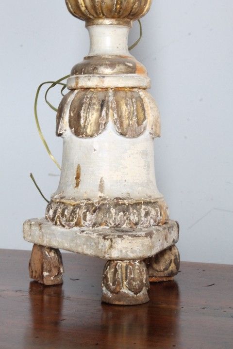 Candélabre ancien en bois peint, laqué or et ivoire, XVIIIe siècle. Taille cm 90 