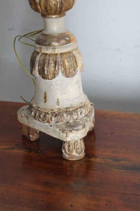 Candélabre ancien en bois peint, laqué or et ivoire, XVIIIe siècle. Taille cm 90 