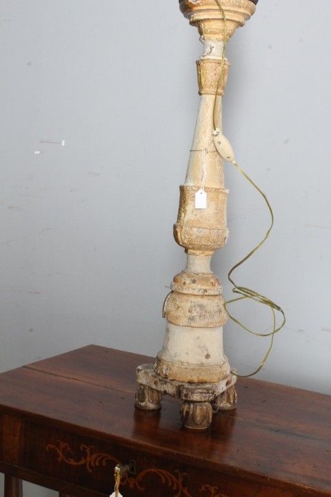 Candélabre ancien en bois peint, laqué or et ivoire, XVIIIe siècle. Taille cm 90 