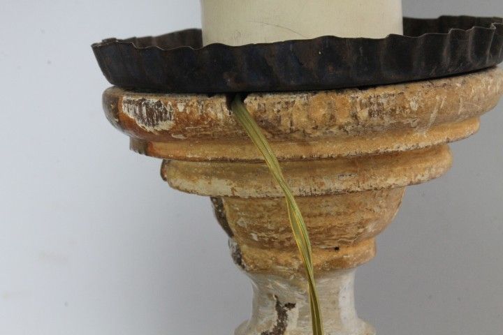 Candélabre ancien en bois peint, laqué or et ivoire, XVIIIe siècle. Taille cm 90 