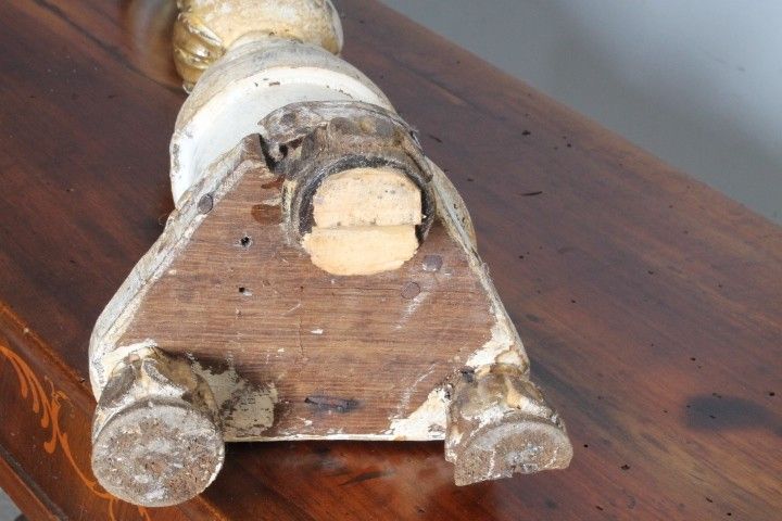 Candélabre ancien en bois peint, laqué or et ivoire, XVIIIe siècle. Taille cm 90 