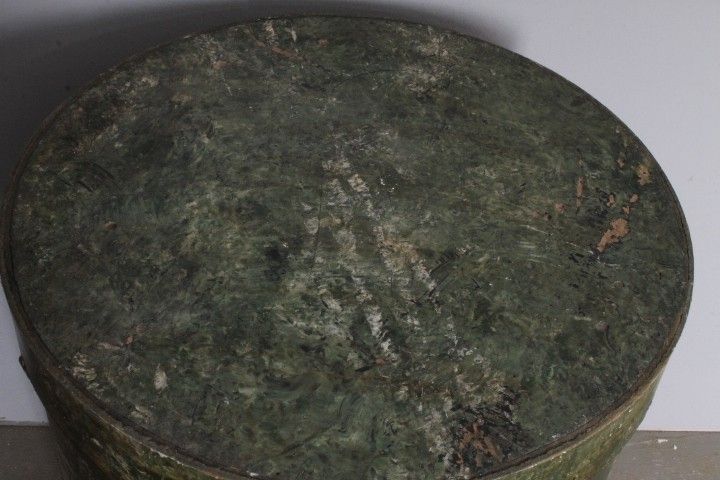 Antique cylinder statue base from the early 1900s painted in fake Alpine marble. H 61 diameter 42 cm