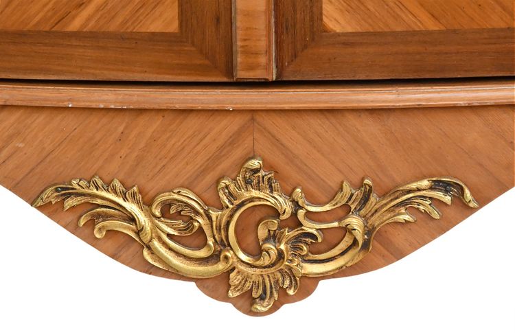 Credenza intarsiata in stile Luigi XV