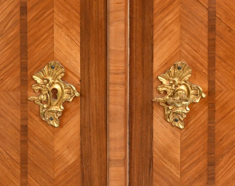 Credenza intarsiata in stile Luigi XV
