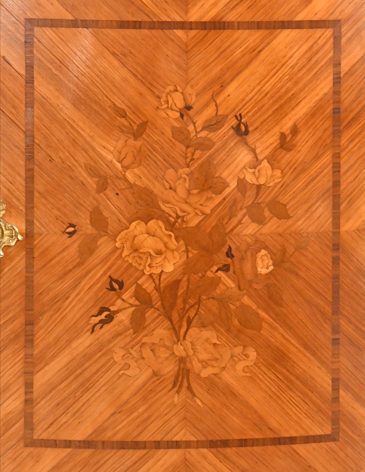 Credenza intarsiata in stile Luigi XV