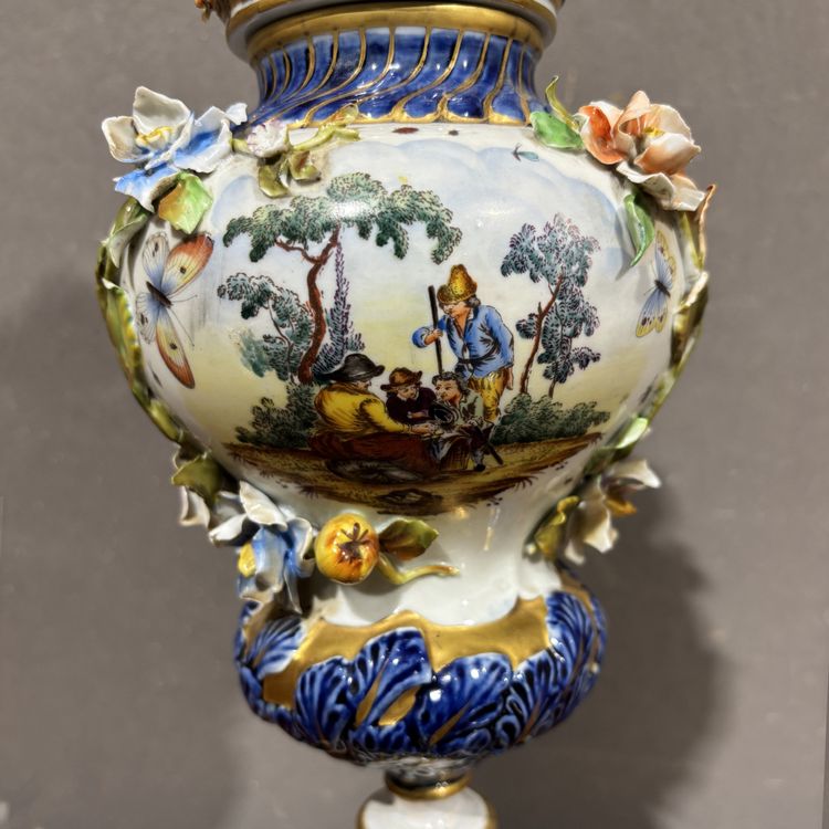 Paire de vases anciens en porcelaine de Sèvres, XIXe siècle