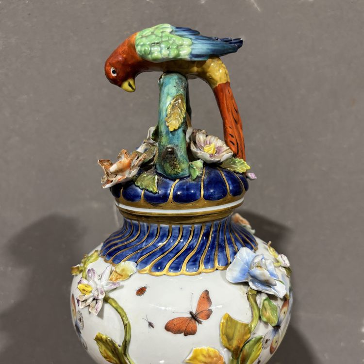 Paire de vases anciens en porcelaine de Sèvres, XIXe siècle