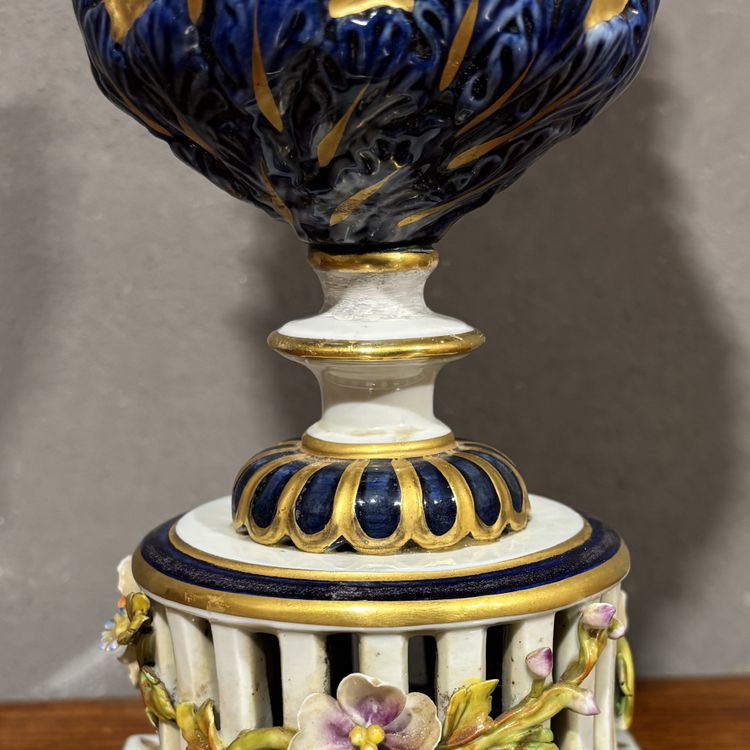 Paire de vases anciens en porcelaine de Sèvres, XIXe siècle