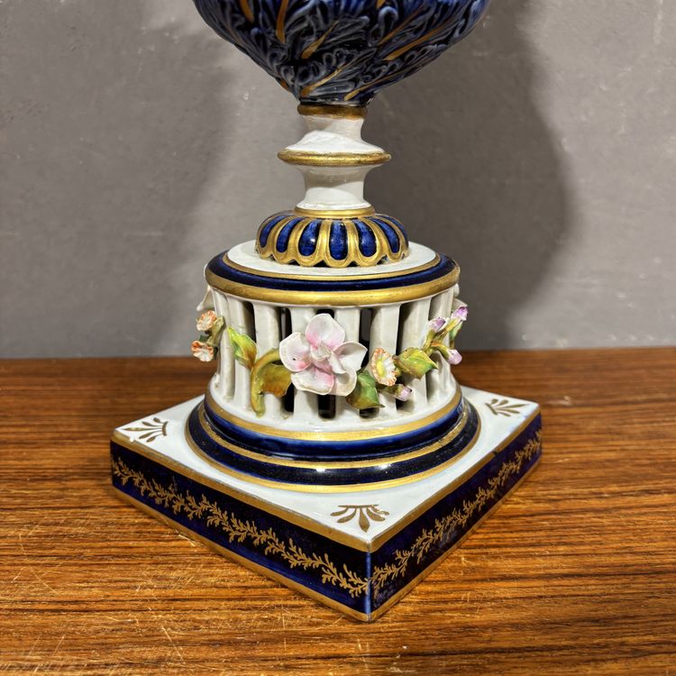 Paire de vases anciens en porcelaine de Sèvres, XIXe siècle