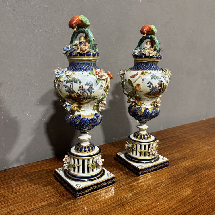 Paire de vases anciens en porcelaine de Sèvres, XIXe siècle