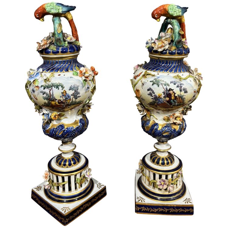 Paire de vases anciens en porcelaine de Sèvres, XIXe siècle