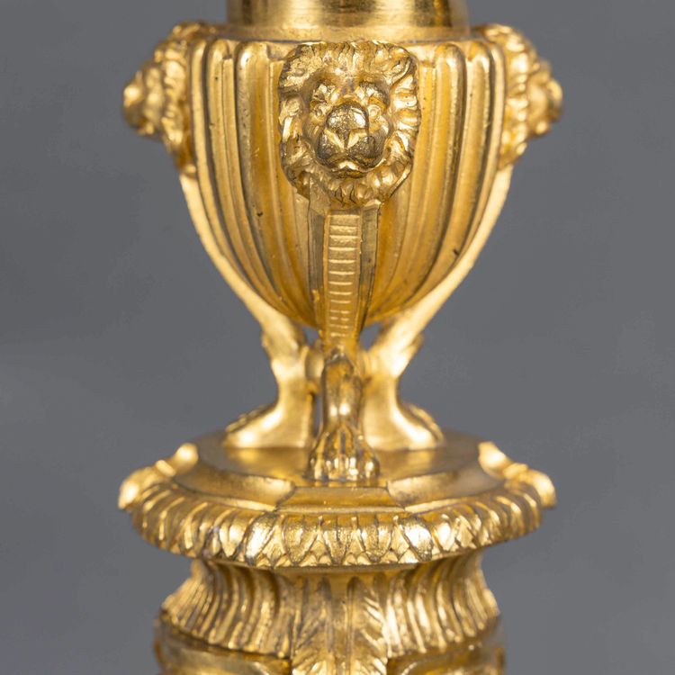Da Dugourc e Rémond, coppia di candelieri in bronzo dorato in stile Luigi XVI con candelieri da donna