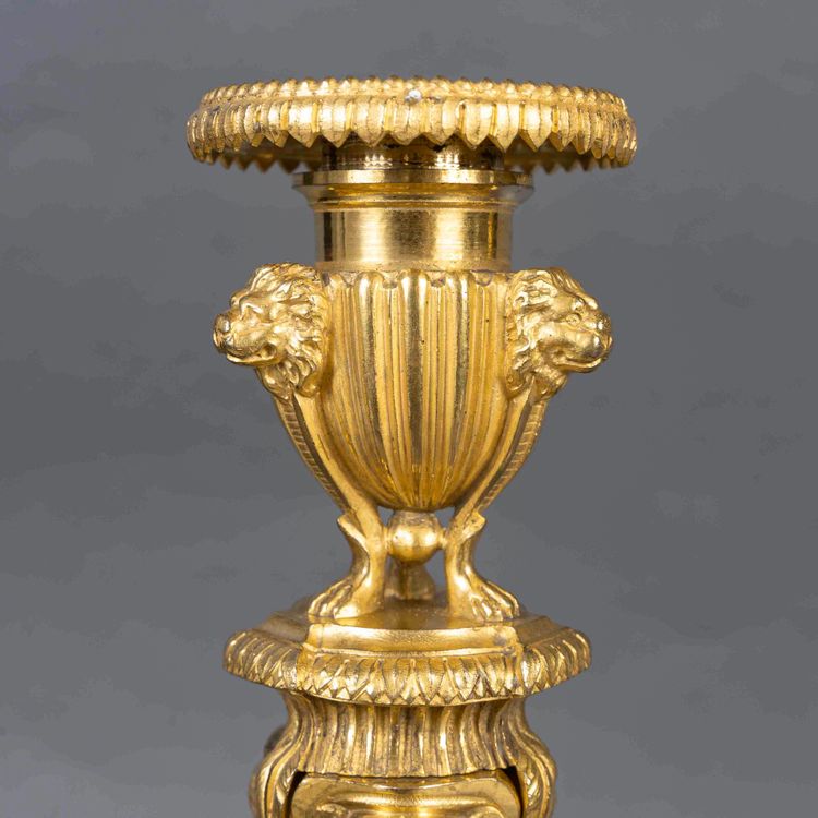 Da Dugourc e Rémond, coppia di candelieri in bronzo dorato in stile Luigi XVI con candelieri da donna