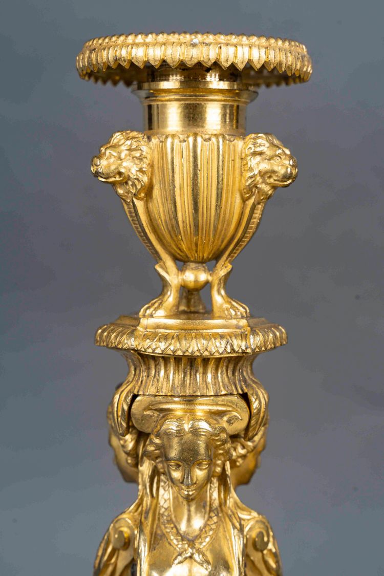 Da Dugourc e Rémond, coppia di candelieri in bronzo dorato in stile Luigi XVI con candelieri da donna