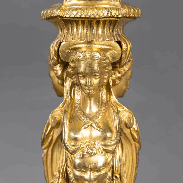 Da Dugourc e Rémond, coppia di candelieri in bronzo dorato in stile Luigi XVI con candelieri da donna