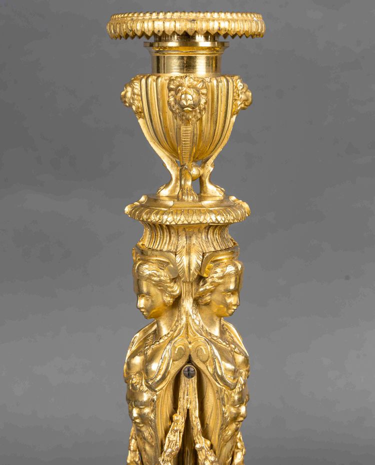Da Dugourc e Rémond, coppia di candelieri in bronzo dorato in stile Luigi XVI con candelieri da donna