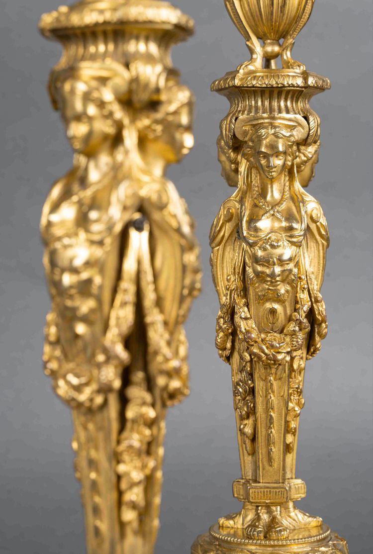 Da Dugourc e Rémond, coppia di candelieri in bronzo dorato in stile Luigi XVI con candelieri da donna