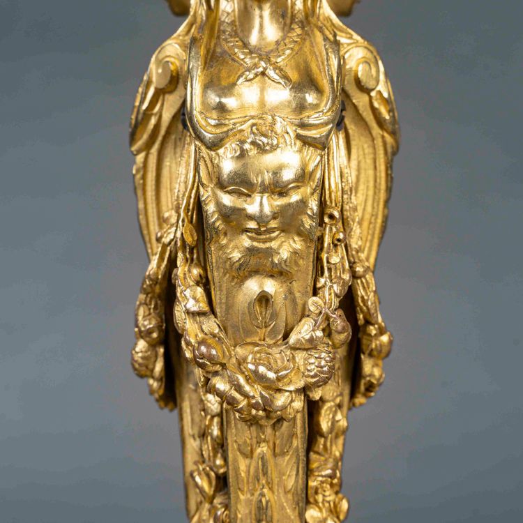 Da Dugourc e Rémond, coppia di candelieri in bronzo dorato in stile Luigi XVI con candelieri da donna