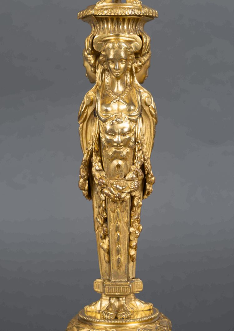 Da Dugourc e Rémond, coppia di candelieri in bronzo dorato in stile Luigi XVI con candelieri da donna