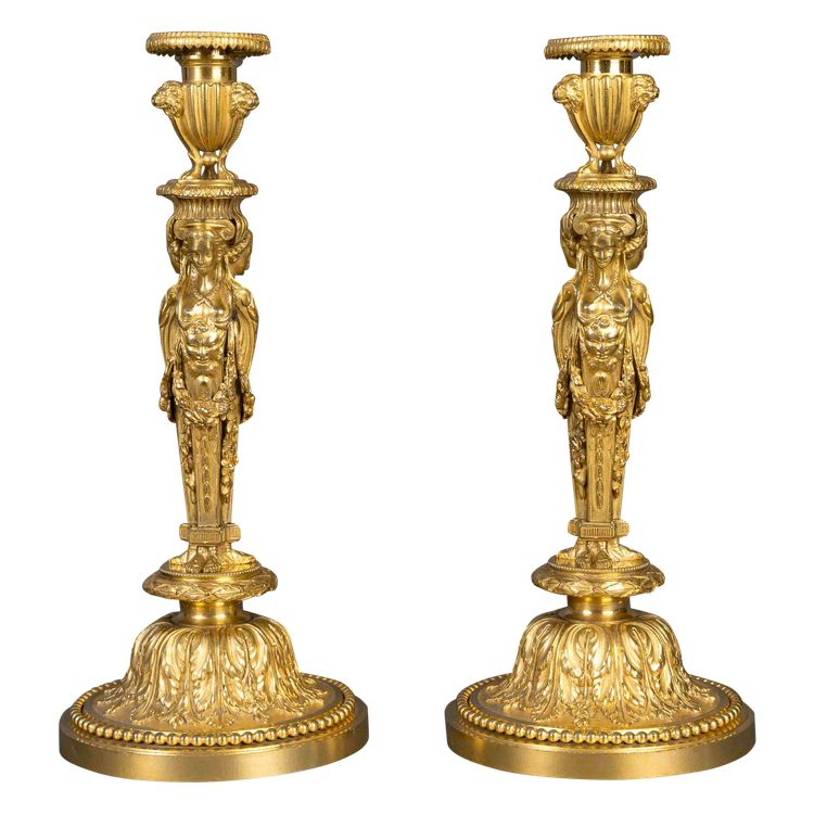 Da Dugourc e Rémond, coppia di candelieri in bronzo dorato in stile Luigi XVI con candelieri da donna