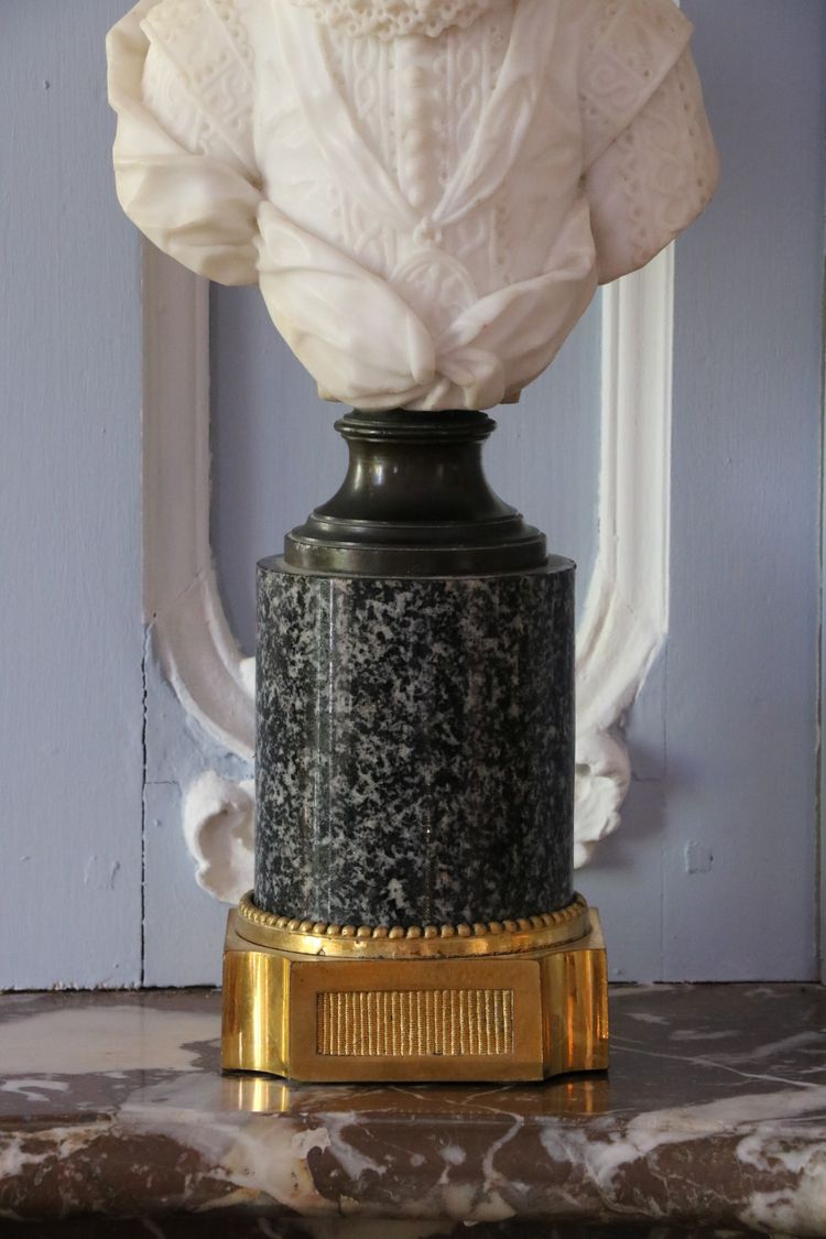Coppia di busti in marmo raffiguranti Carlo I, re d'Inghilterra, ed Enrico IV, re di Francia