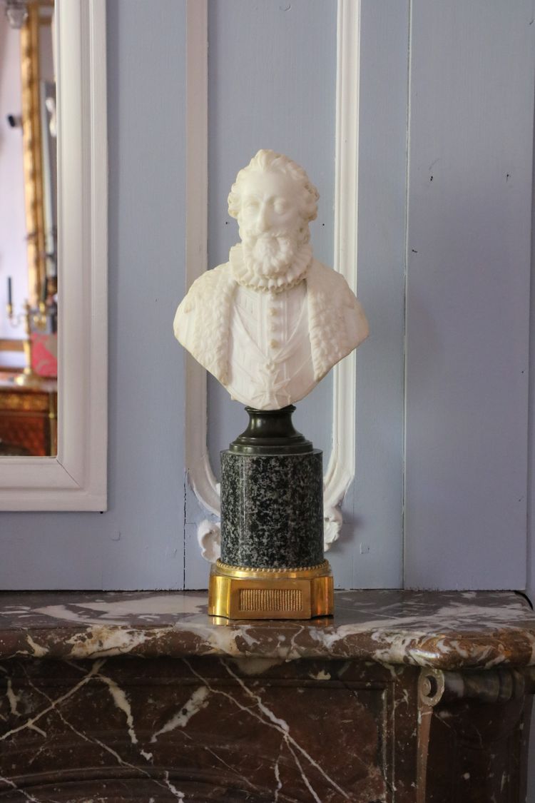 Coppia di busti in marmo raffiguranti Carlo I, re d'Inghilterra, ed Enrico IV, re di Francia