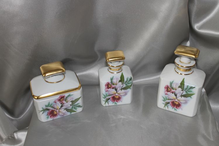 Set da toilette in porcellana di Limoges con decoro a iris firmato René Caire, anni '50