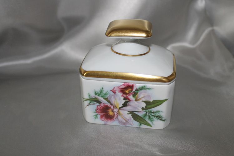Set da toilette in porcellana di Limoges con decoro a iris firmato René Caire, anni '50