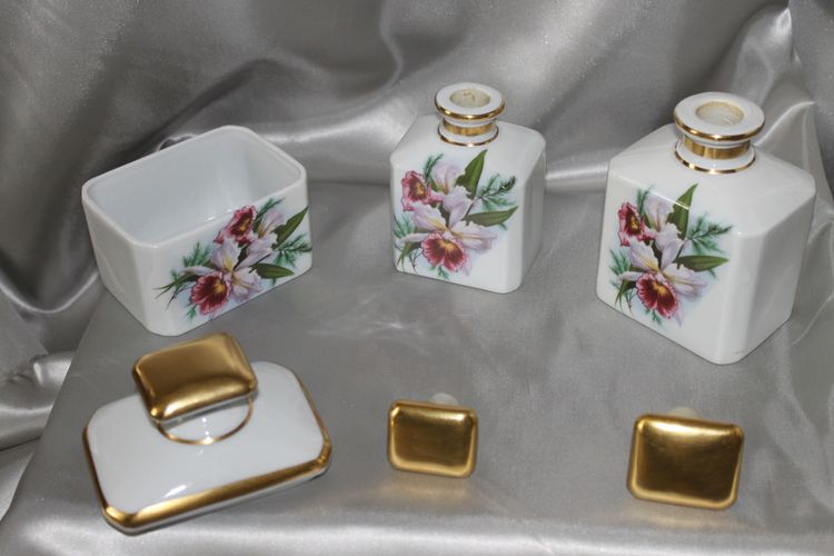 Set da toilette in porcellana di Limoges con decoro a iris firmato René Caire, anni '50