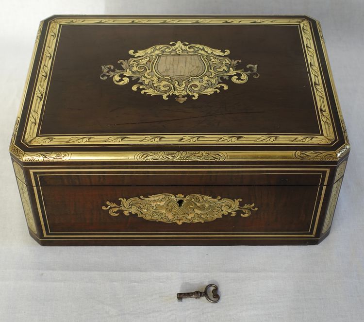 Large Napoleon III jewelry box / cassette in brass and mother-of-pearl marquetry
