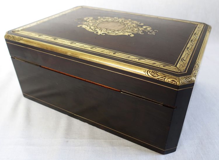 Large Napoleon III jewelry box / cassette in brass and mother-of-pearl marquetry