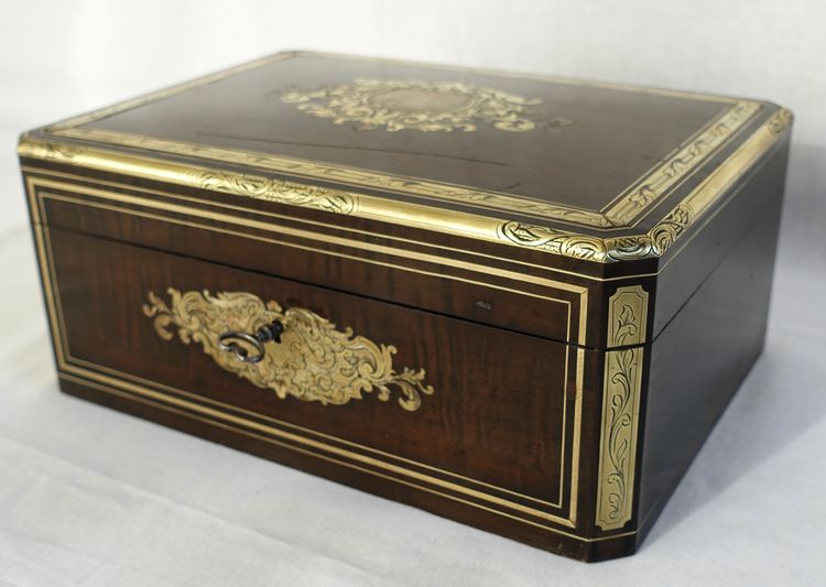 Large Napoleon III jewelry box / cassette in brass and mother-of-pearl marquetry