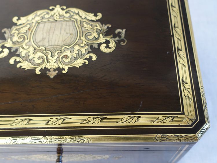 Large Napoleon III jewelry box / cassette in brass and mother-of-pearl marquetry