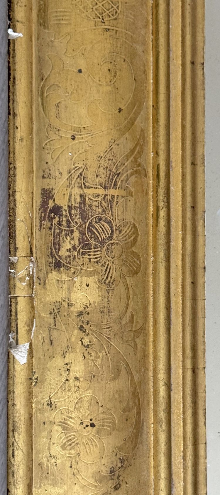 Miroir en bois et stuc doré et gravé  