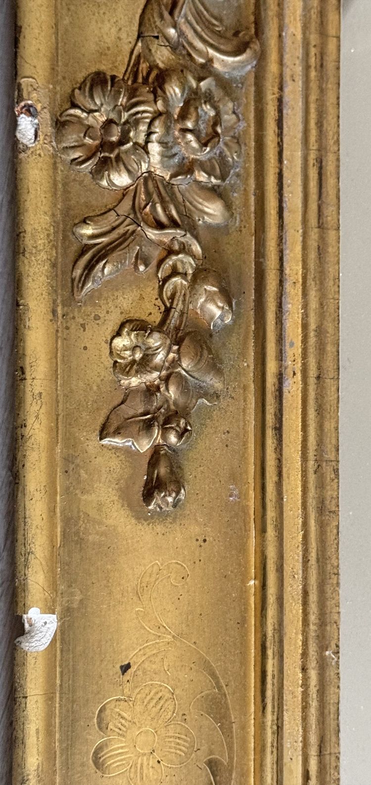 Miroir en bois et stuc doré et gravé  