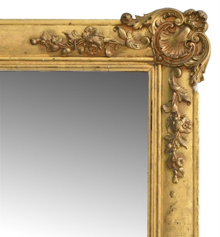 Miroir en bois et stuc doré et gravé  