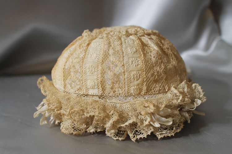 Cuffietta in pizzo batista color avorio per neonato o bambola, inizio XX secolo 