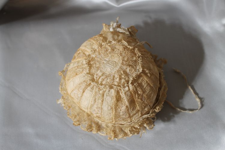 Cuffietta in pizzo batista color avorio per neonato o bambola, inizio XX secolo 