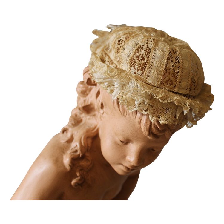 Cuffietta in pizzo batista color avorio per neonato o bambola, inizio XX secolo 