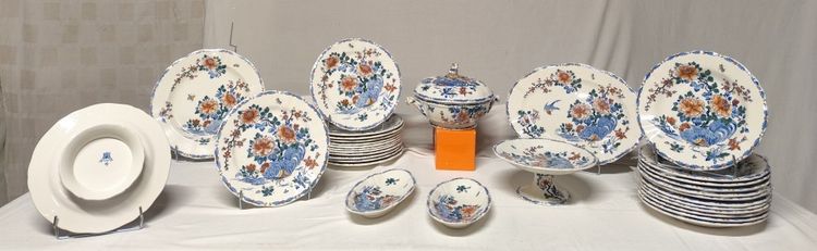 Gien Factory. Earthenware dinner service, Rooster and Peony model. 32 pieces