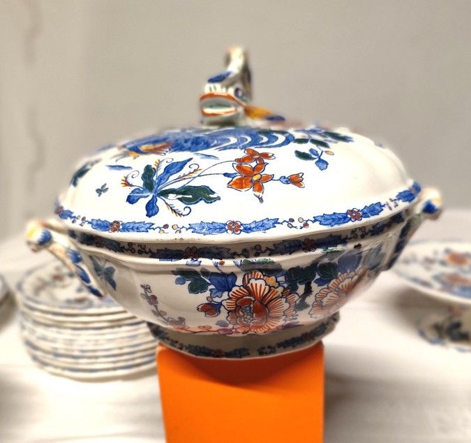 Gien Factory. Earthenware dinner service, Rooster and Peony model. 32 pieces