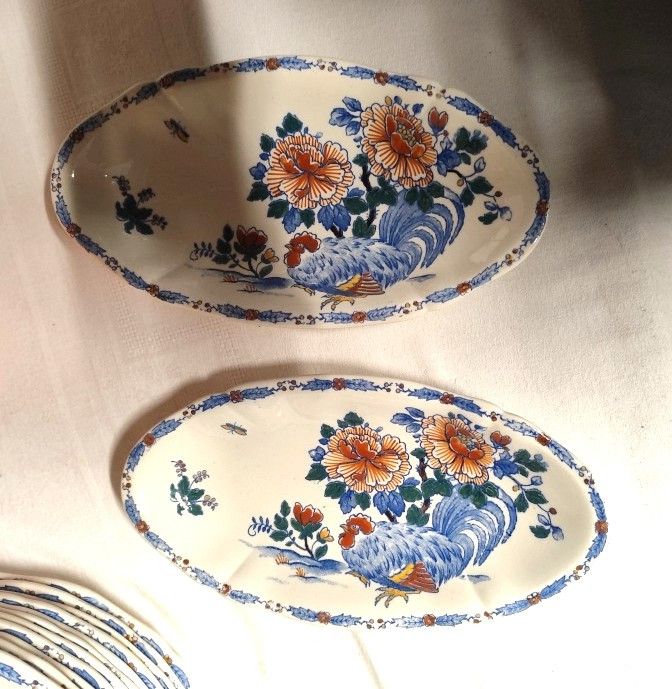 Gien Factory. Earthenware dinner service, Rooster and Peony model. 32 pieces