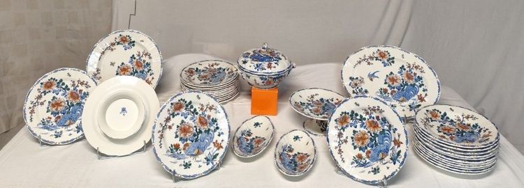 Gien Factory. Earthenware dinner service, Rooster and Peony model. 32 pieces