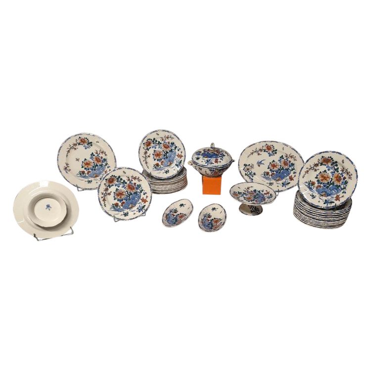 Gien Factory. Earthenware dinner service, Rooster and Peony model. 32 pieces