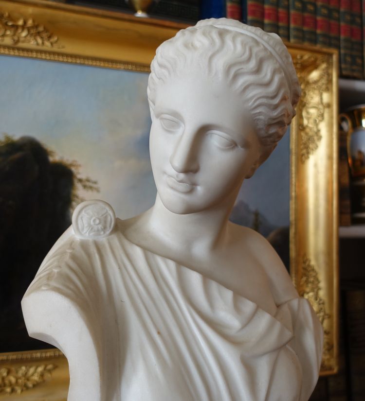 Busto neoclassico di donna in stile antico - marmo scolpito - 47,5 cm