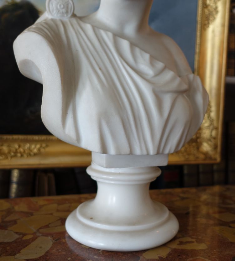 Busto neoclassico di donna in stile antico - marmo scolpito - 47,5 cm