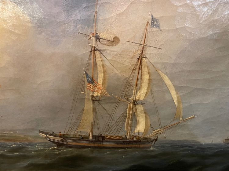 Marine mit drei Booten am Dock 