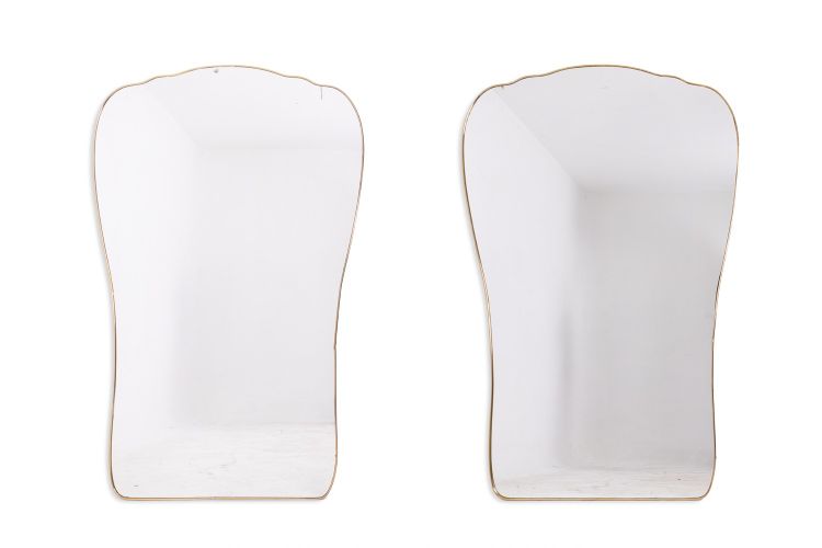 Coppia di specchi in ottone dorato. Circa 1970. LS63611176B